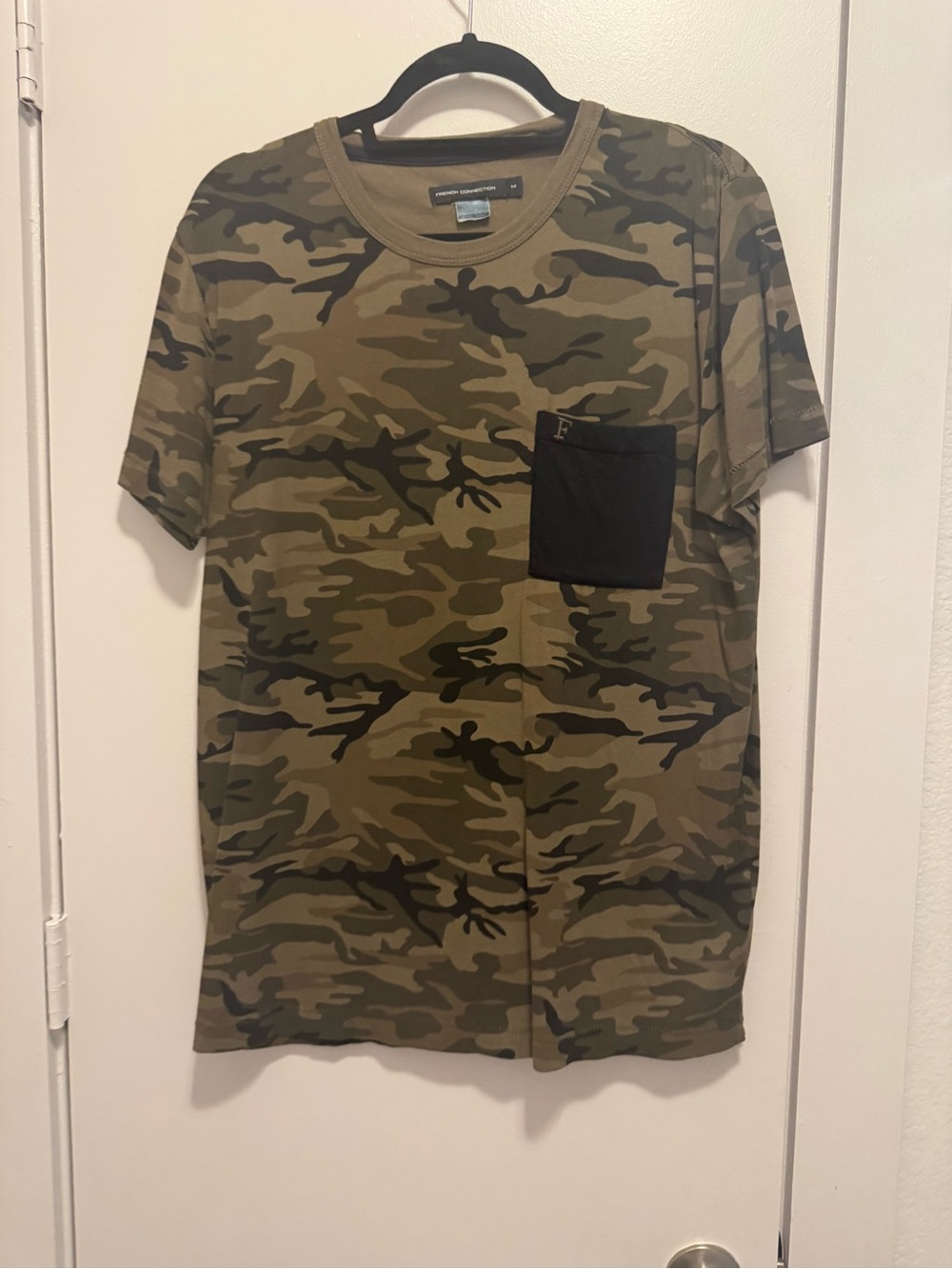 French Connection Men’s Medium Camo T-Shirt Green Camouflage Crew Neck Pocket Te
